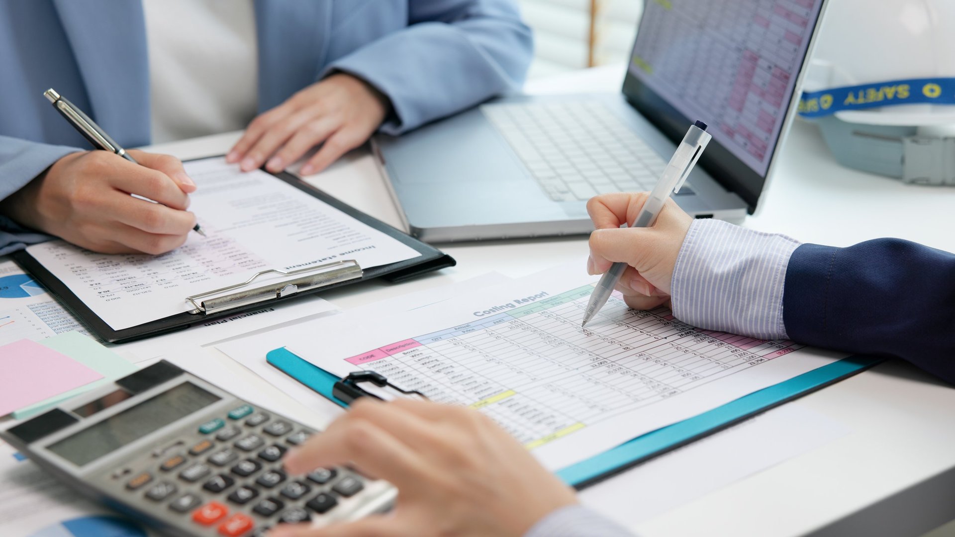 Especialista analisando dados financeiros e extratos de empréstimo consignado para revisão de contrato