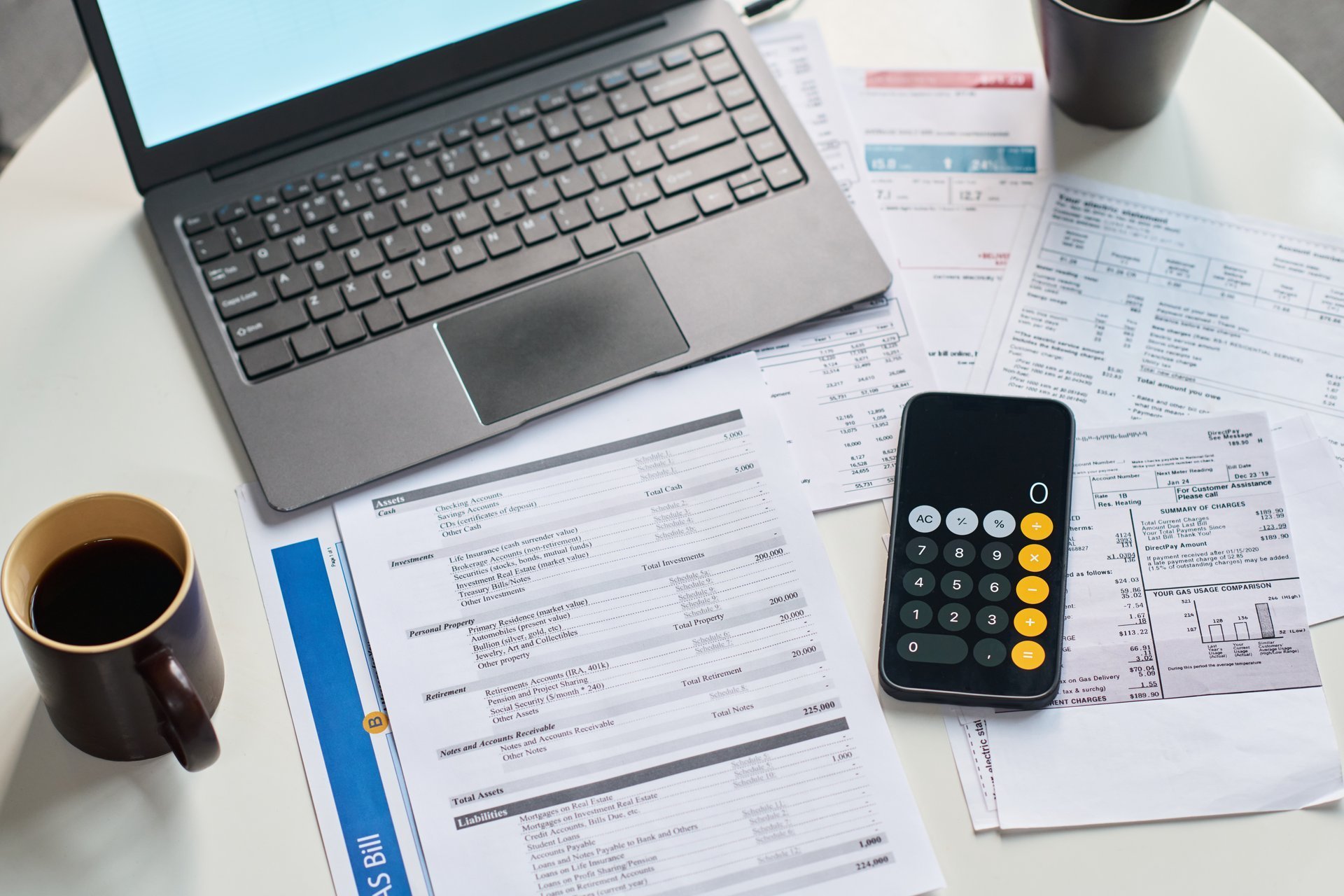 Documentos financeiros, calculadora e extratos bancários para análise de juros abusivos e revisão de contratos