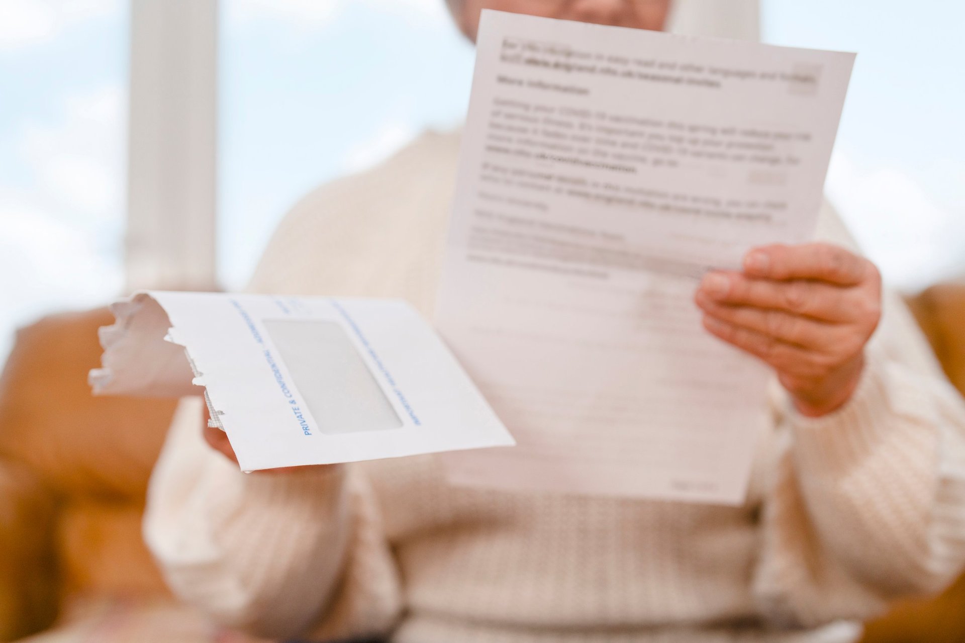 Pessoa lendo com atenção uma carta de negativa de cobertura de plano de saúde
