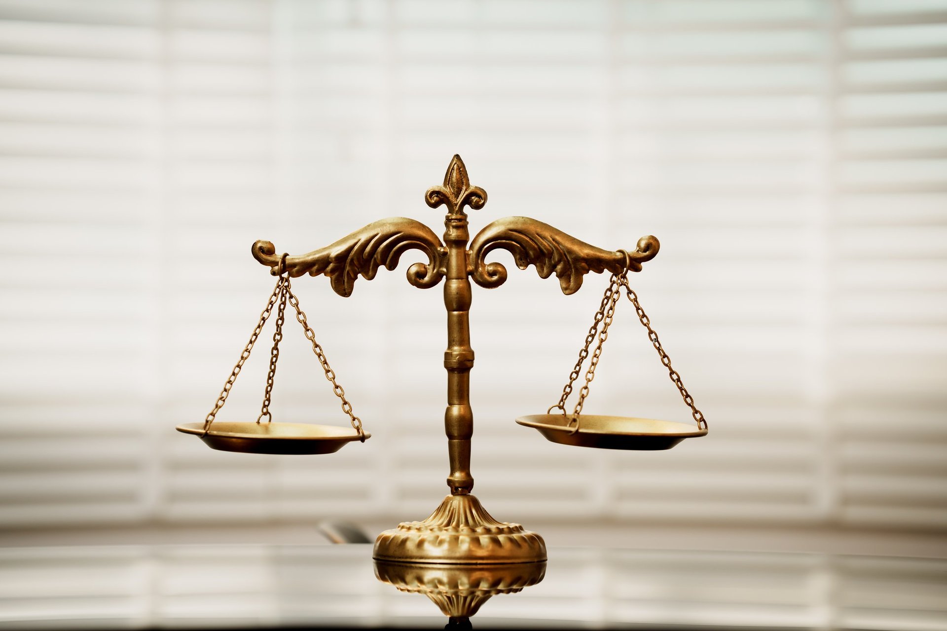 Balança da justiça dourada símbolo de advocacia premium em Brasília